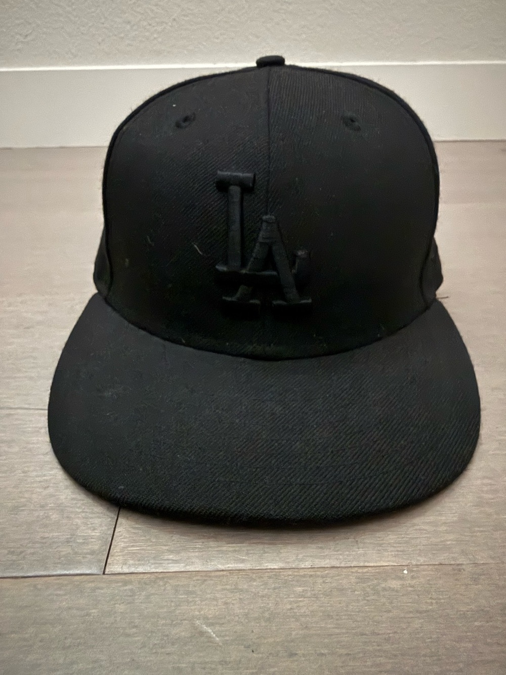 59FIFTY New Era Black Cap with Woven “LA” Logo in Black, Size 7